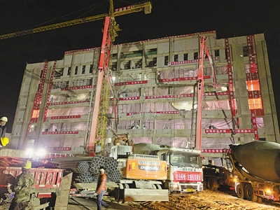 <p>　　连日来，宁夏第四人民医院传染病防治综合楼（扩建）工程建设现场实行3班倒，24小时昼夜不停工，各工种协同作战。</p>