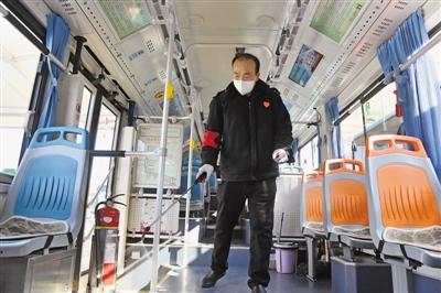 <p>　　周学斌对车厢进行消毒。</p>