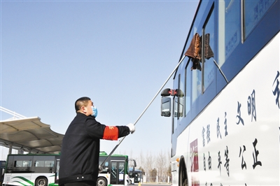 <p>　　公交车驾驶员清洁车体。</p>