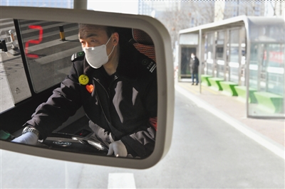 <p>　　周学斌驾驶公交车驶出车站。</p>