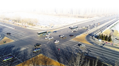 <p>　　公交车行驶在城市主干道。</p>