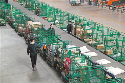 <p>　　2月12日，京东银川仓储物流园库房内生活必需品供应充足，工作人员正在对货物进行消毒。</p>