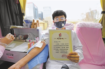 <p>　　→　天气寒冷，也挡不住大家献血的热心。　　　　本报记者　王洋　贾莉　摄</p>