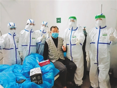 <p>　　医护人员共同为患者过生日。</p><p>　　（图片由宁夏援助湖北医疗队提供）</p>
