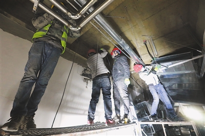<p>　　在宁夏第四人民医院传染病防治综合楼（扩建）项目建设工地，施工人员在安装室内管道。</p>