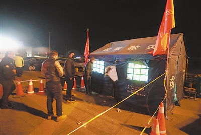 <p>　　贺兰山东路高速路口防控点，帐篷内透出的灯光多日未熄灭过。</p>