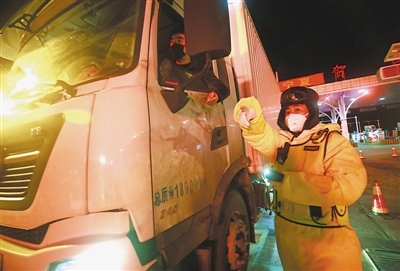 <p>　　兴庆区交巡警二大队交警妥浩聪坚守岗位，对进入银川的车辆严格排查。</p>