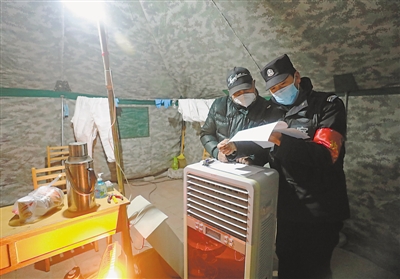 <p>　　兴庆区公安分局巡防大队民警程顺利（右）与宁夏隆安物业人员杨继文仔细核查小区进出人员名单。</p>