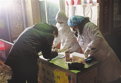 <p>　　凤鸣佳苑社区卫生服务站医务人员马楠（中）和范学红（右）对在水一方小区进出居民进行登记和体温测量。</p>