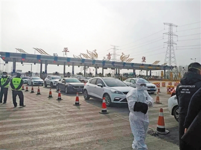 <p>　　在高速路出口，银川市检察院党员干警协助排查来往车辆。</p>