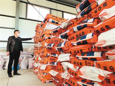 <p>　　2月18日，盐池县嘉丰种业公司工作人员在清点库存。该公司在严格做好疫情防控的同时，确保种子、肥料、农药等生产资料及时供应。</p>