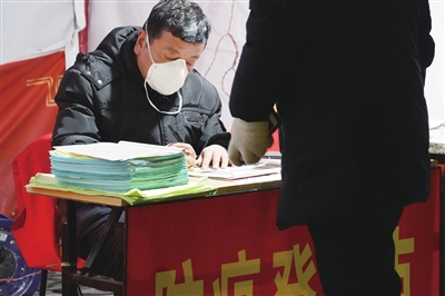     晚上回家，依然能看到他们的坚守。@张菊芹摄