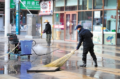 <p>　　工作人员用消毒液仔细清洗广场露天地面。</p>