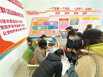 <p>　　金凤万达金街综合服务办公室内，工作人员正在审核每一家准备复工的商户的各项材料。</p>