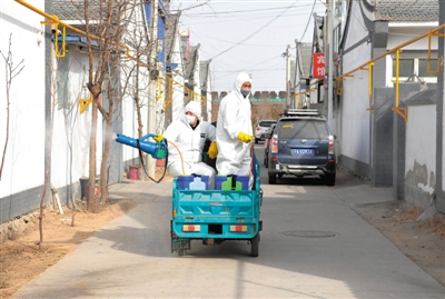 <p>　　银川市西夏区组织防控人员每天对辖区内各乡村道路进行消毒。</p>