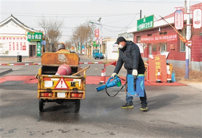 <p>　　银川市西夏区在各个村口设置卡点，对进出车辆严格登记并消毒。</p>