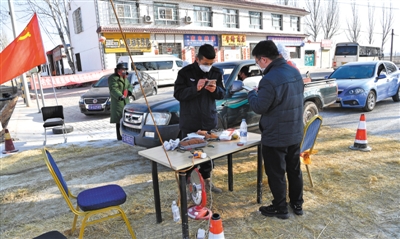 <p>　　灵武市梧桐树乡梧桐树村村口，多岗位严防死守，筑牢防控堤坝。</p>