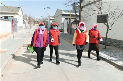 <p>　　青铜峡市袁滩村的喇叭大妈队，走村串户宣传疫情防控知识。</p>