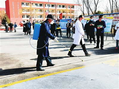 校园全面消毒、学生错时列队入校、分组进行体育锻炼……初三年级开学前夕，银川市西夏区华西中学举行疫情防控模拟演练活动，做好开学准备。 

    郭慧秀  摄