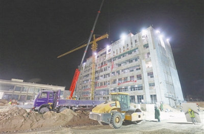 <p>　　第四人民医院防疫综合楼项目加班加点、夜以继日加快建设。</p>