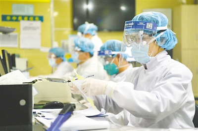 <p>　　1月29日深夜，宁夏医科大学总医院急诊科室医护人员坚守岗位。</p>