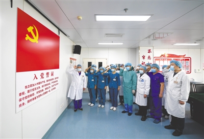 <p>　　2月4日，宁夏医科大学总医院急诊科的党员利用休息间歇重温入党誓词。</p>