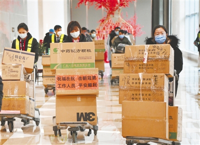 <p>　　在医疗资源紧张的情况下，宁夏筹集抗疫防护物资支援湖北。</p>