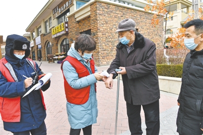 <p>　　　　社区工作人员为进入小区人员测温。</p>