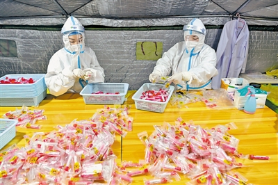<p>　　分拣样本。</p>