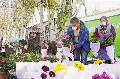 <p>　　选购几盆鲜花摆放在家中，为冬日增添几分色彩与生机。</p>