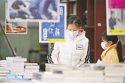 <p>　　网课上久了，家长带孩子到书店买喜爱的书。</p>