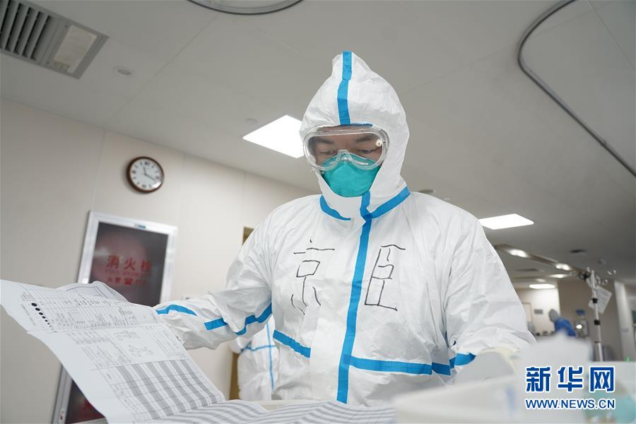 浙江大学医学院附属第一医院医生张京臣在病区查看患者资料(资料照片)