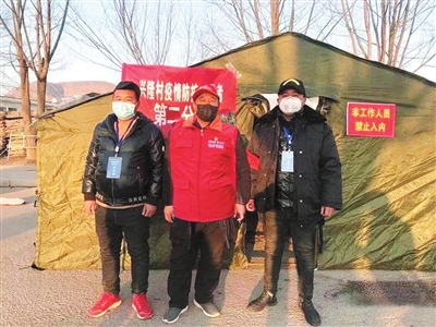 摆风林（中）和两个儿子。马占仓  摄