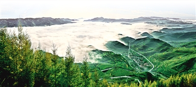 <p>　　云海、青山、村庄构成一幅美丽画卷。（固原市委宣传部提供）</p>