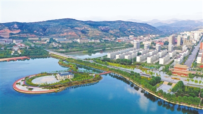 <p>　　渝河在隆德穿城而过，景色宜人。</p>