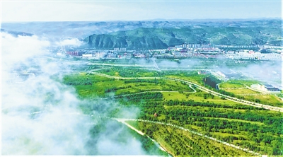 <p>　　彭阳县城掩映在绿色诗画中。</p>