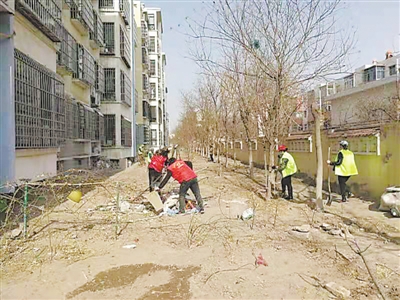 <p>　　石嘴山市大武口区蓝山社区润安物业正在清理太西花园小区个别业主私建的菜地。</p>
