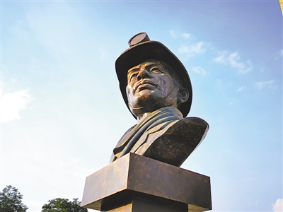<p>　　工业之光雕塑</p>
