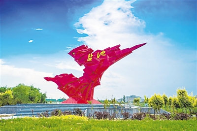 <p>　　红色盐池雕塑</p>