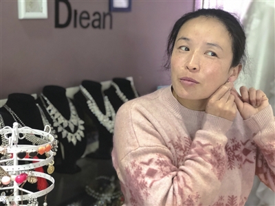     金立红为自己挑选耳环。