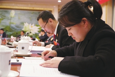 人大代表围绕政府工作报告中的热点问题继续展开讨论。本报记者  安小霞  摄