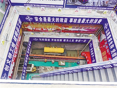 <p>　　中宁县热电联产集中供热主线管网建设项目现场。　　　　本报记者　杨娟　摄</p>