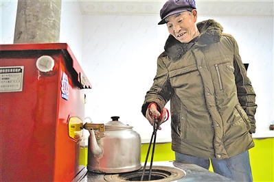 <p>　　村民使用集中供热炉。</p>