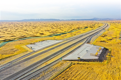 <p>　　在沙漠腹地，乌玛高速公路边建有观景平台，途经此处可登台欣赏美景。　　　　　　　　　　　　　　　　　　　　　　　　　　　　　　　　　　　　　　　　　　　　　　　　　　　　　　　　　　　　　　　　　　本报记者　赵磊　陈瑶　何耐江　摄</p>
