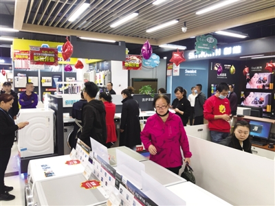 <p>　　质优价廉，消费者喜逛家电市场。</p>