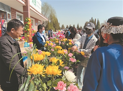 鲜花祭祀成“主流”。本报记者  高晓刚  摄