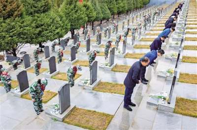 <p>　　全体人员向烈士墓鞠躬，表达对革命先烈的敬仰与缅怀之情。</p>