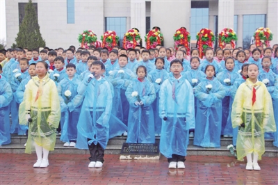<p>　　4月2日，盐池县在革命烈士纪念馆举行“守护·2021清明祭英烈”活动。</p>