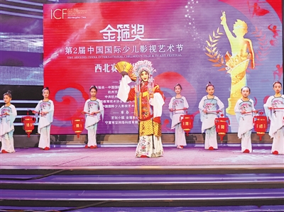 <p>　　戏曲进校园，“梅花”朵朵开，经典共传承。</p>