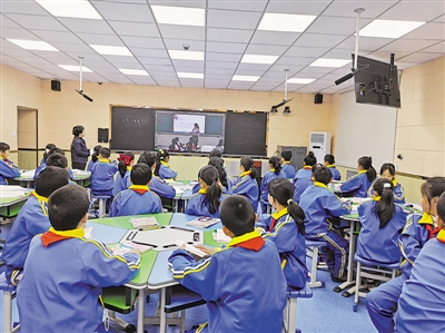 <p>　　学生在在线课堂上聚精会神听讲。</p>